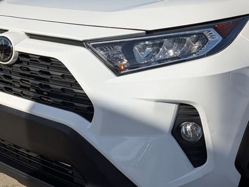 Used 2020 Toyota RAV4 XLE Premium image 9