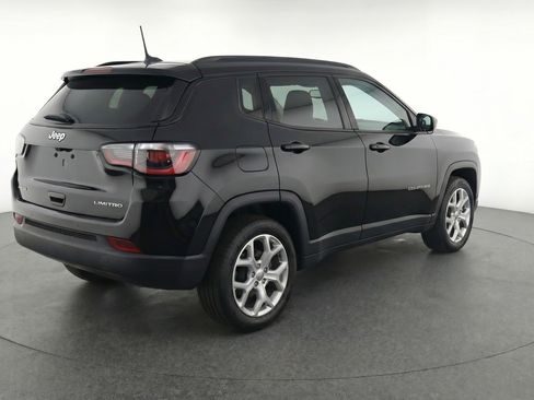 Used 2025 Jeep Compass Latitude AWD/4WD image 9