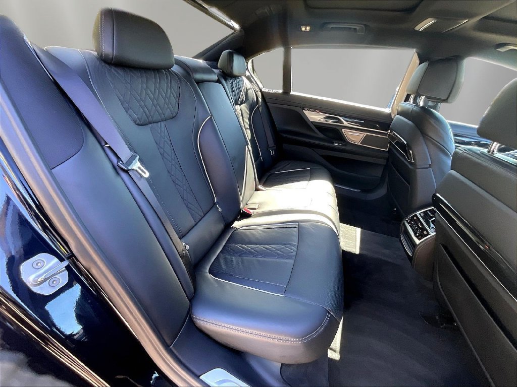 Used 2019 BMW 750i xDrive w/ Executive Package AWD/4WD image 25