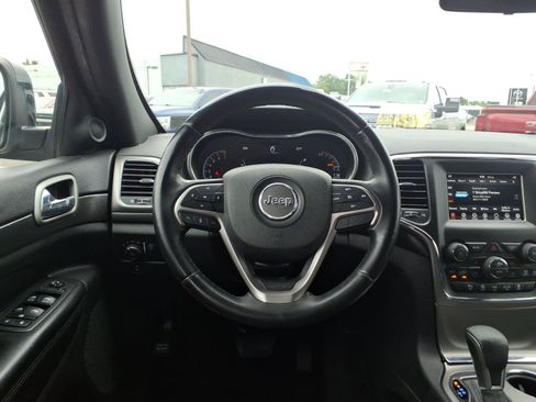 Used 2018 Jeep Grand Cherokee Laredo AWD/4WD image 16