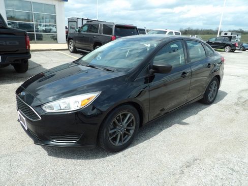 Used 2016 Ford Focus SE w/ SE Cold Weather Package FWD image 2
