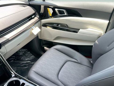 Used 2024 Kia Carnival EX image 14