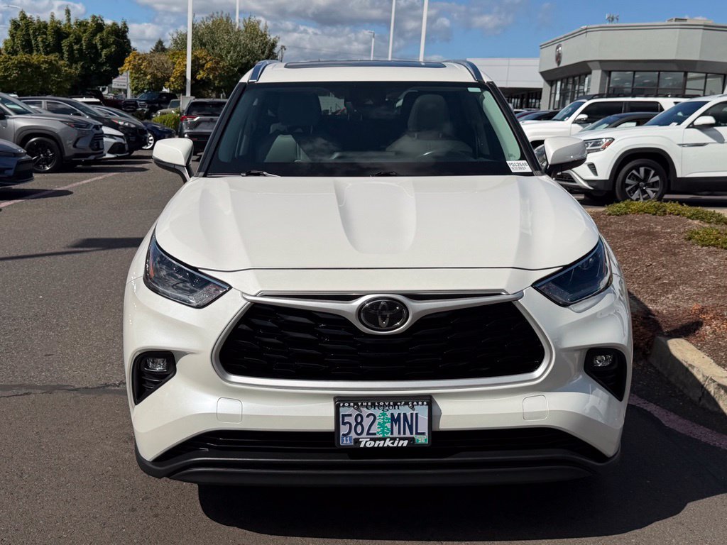 Used 2021 Toyota Highlander XLE AWD/4WD image 3