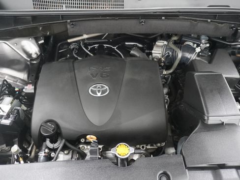 Used 2017 Toyota Highlander XLE AWD/4WD image 32