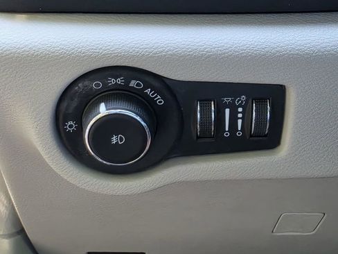 Used 2020 Chrysler Pacifica Touring-L FWD image 26