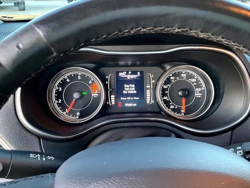 Used 2019 Jeep Cherokee Latitude Plus w/ Cold Weather Group image 20