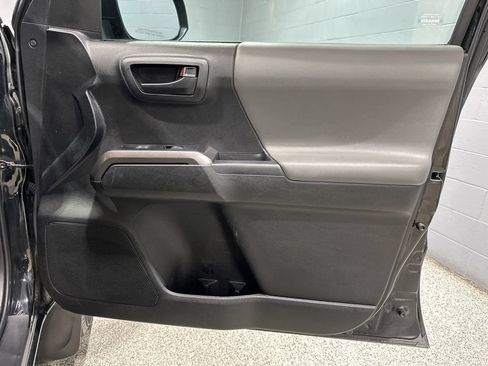 Certified 2022 Toyota Tacoma SR5 AWD/4WD image 16