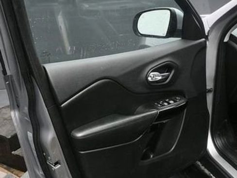 Used 2019 Jeep Cherokee Latitude Plus AWD/4WD image 9