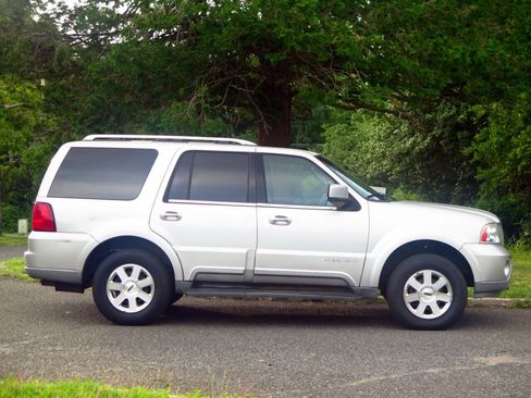 Used 2004 Lincoln Navigator Luxury AWD/4WD image 3