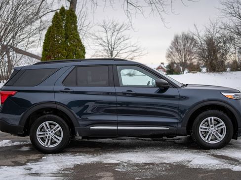 Used 2023 Ford Explorer XLT w/ Equipment Group 202A image 4