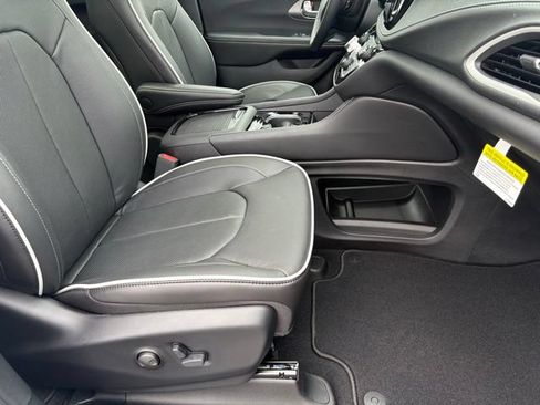 New 2027 Chrysler Pacifica Limited FWD image 21
