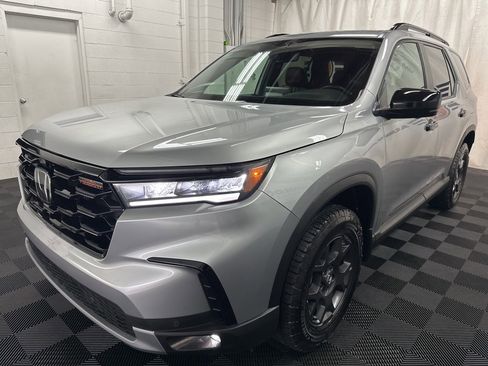 Used 2025 Honda Pilot TrailSport image 4