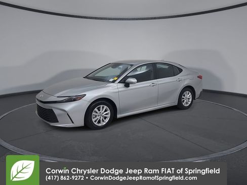 Used 2025 Toyota Camry LE image 7