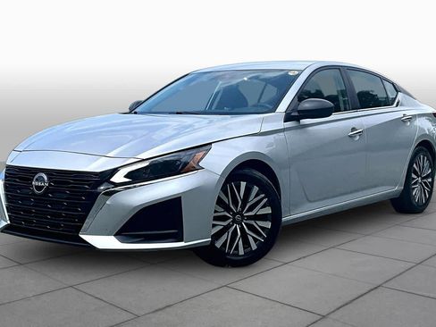 Used 2024 Nissan Altima 2.5 SV FWD image 1