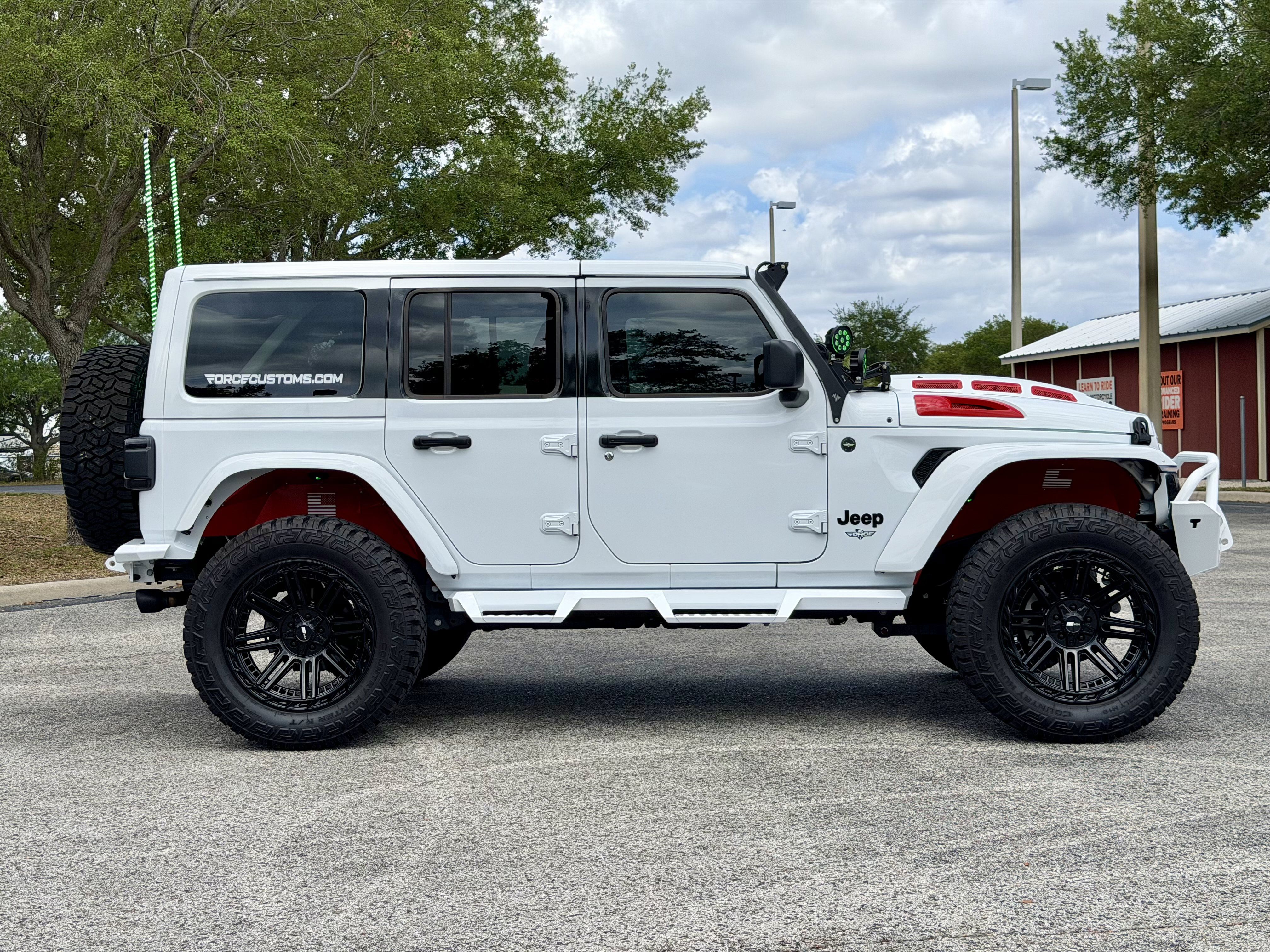 Used 2025 Jeep Wrangler Unlimited Sahara AWD/4WD image 7