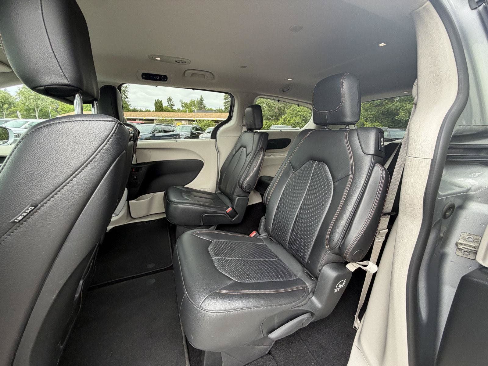 Used 2018 Chrysler Pacifica Touring-L Plus FWD image 19