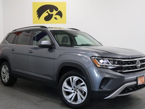 Certified 2022 Volkswagen Atlas SE image 2