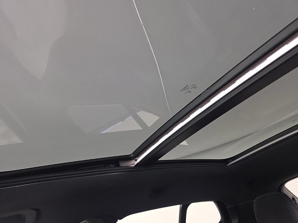 Used 2024 Volvo XC40 B5 Core AWD/4WD image 25
