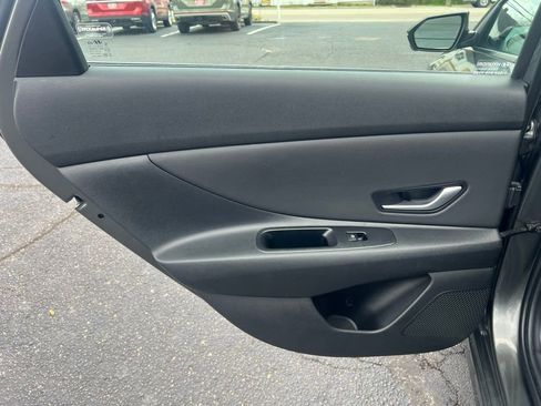 Used 2024 Hyundai Elantra Limited image 19