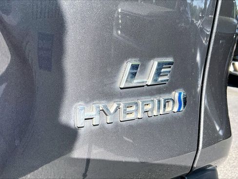 Used 2019 Toyota RAV4 LE AWD/4WD image 10
