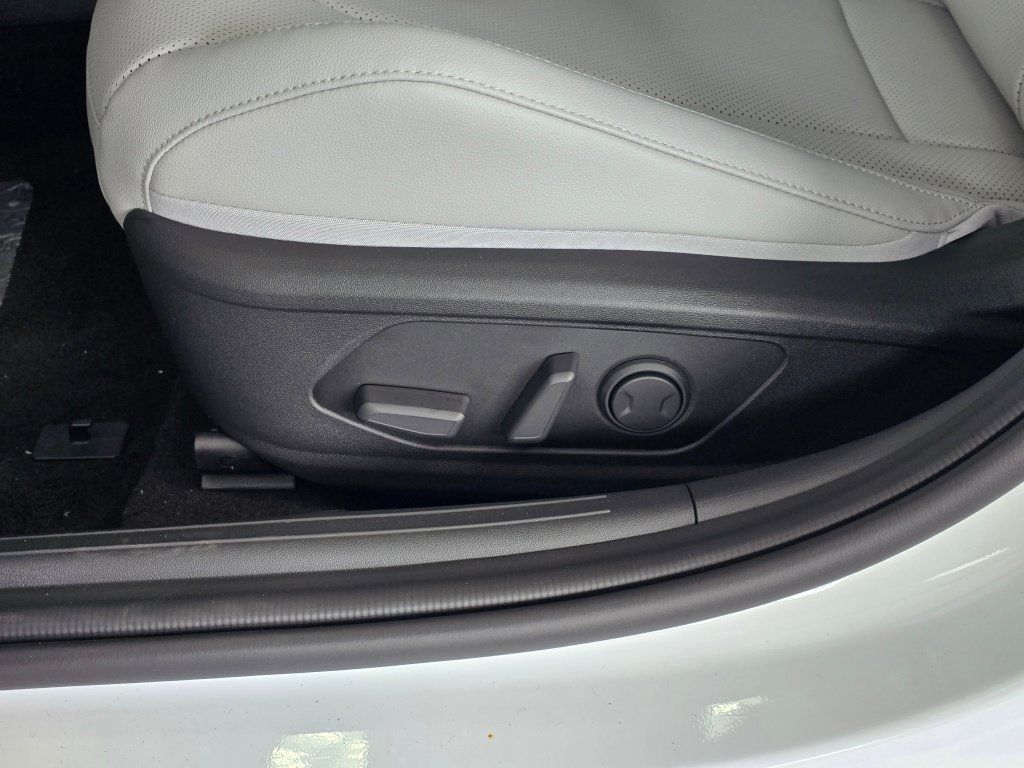New 2026 Hyundai Elantra Limited FWD image 19