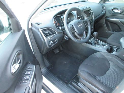 Used 2020 Jeep Cherokee Latitude FWD image 13