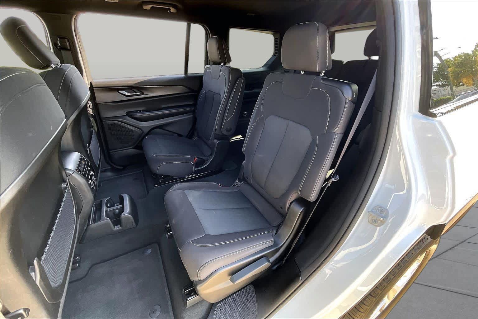 Used 2024 Jeep Grand Cherokee L Laredo RWD image 18