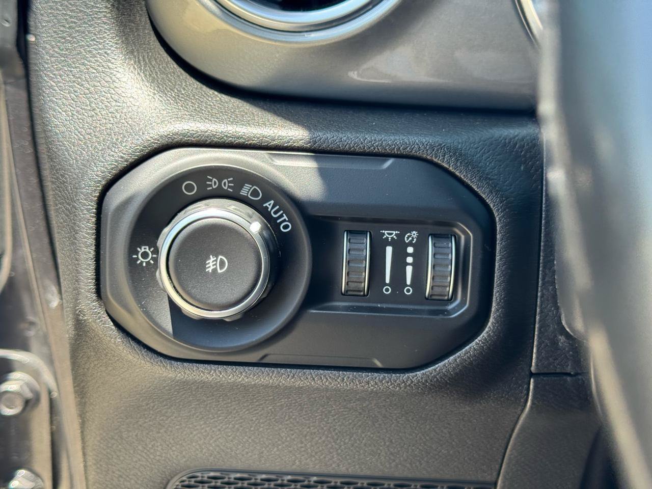 Used 2019 Jeep Wrangler Unlimited Sahara AWD/4WD image 19