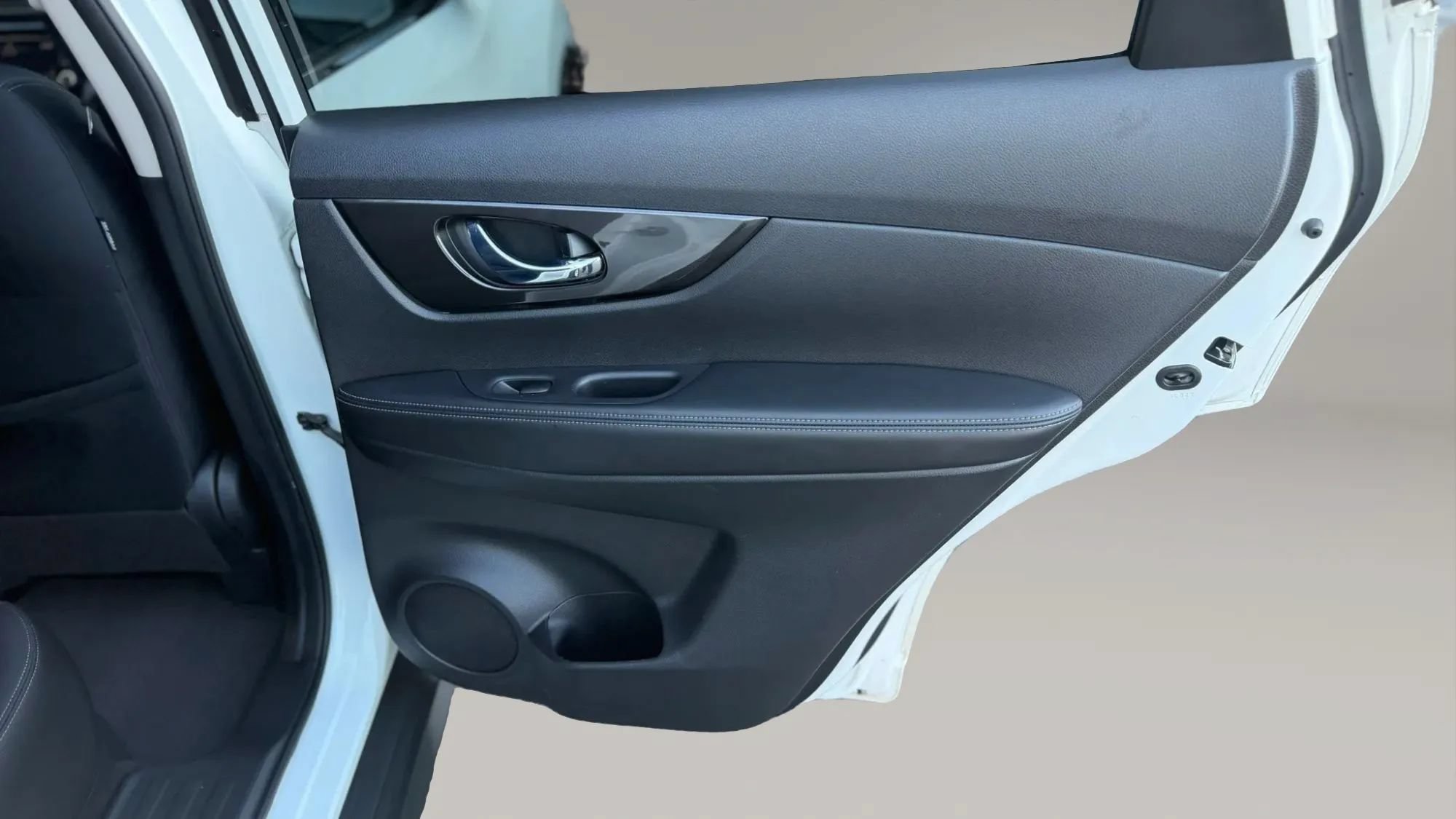 Used 2018 Nissan Rogue SV AWD/4WD image 12