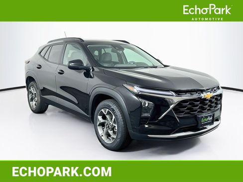 Used 2025 Chevrolet Trax LT FWD image 1