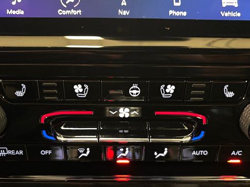 Used 2023 Jeep Grand Cherokee Overland w/ Luxury Tech Group IV AWD/4WD image 35