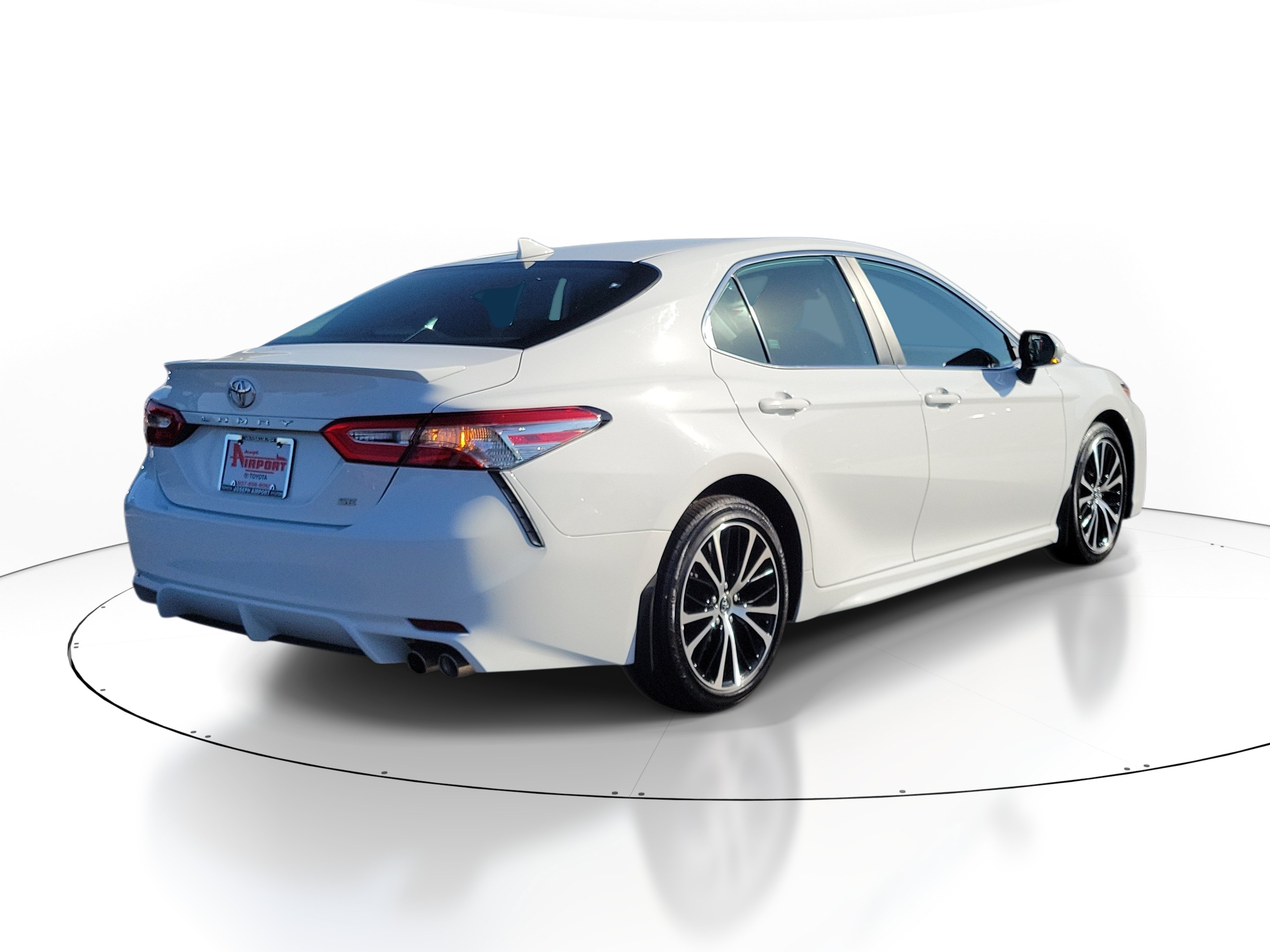 Used 2020 Toyota Camry SE w/ Convenience Package FWD image 4