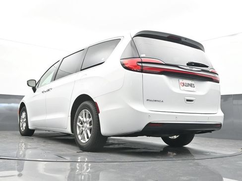 Used 2025 Chrysler Pacifica Select FWD image 44