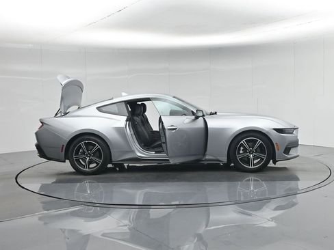 Used 2025 Ford Mustang Premium image 5