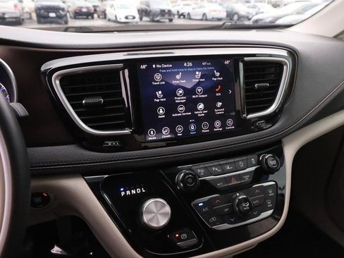 Used 2019 Chrysler Pacifica Limited w/ Tire & Wheel Group image 18