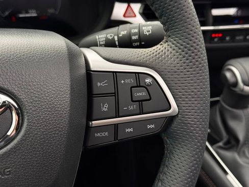 Used 2025 Toyota Sienna Limited image 31