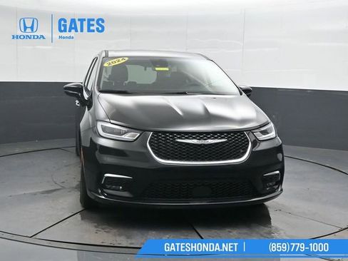 Used 2024 Chrysler Pacifica Touring-L FWD image 5