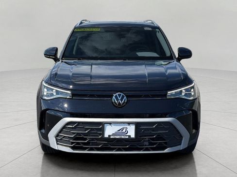 Used 2025 Volkswagen Taos SE AWD/4WD image 2