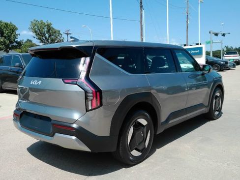 Used 2024 Kia EV9 Light Long Range RWD image 6