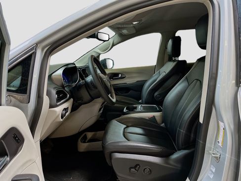Used 2024 Chrysler Pacifica Touring-L FWD image 20