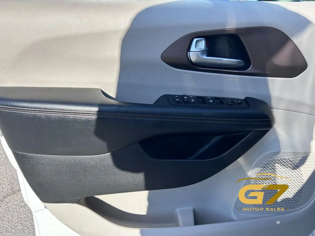 Used 2017 Chrysler Pacifica Touring FWD image 12