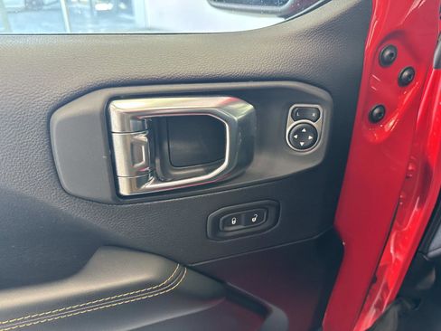 Used 2025 Jeep Wrangler Unlimited Sahara image 18