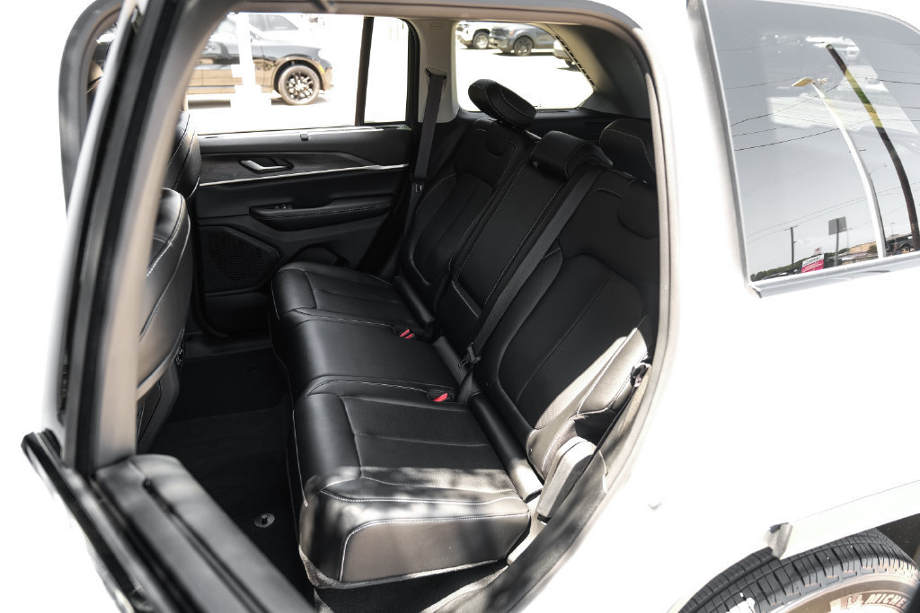 Used 2023 Jeep Grand Cherokee Limited w/ Luxury Tech Group II AWD/4WD image 54
