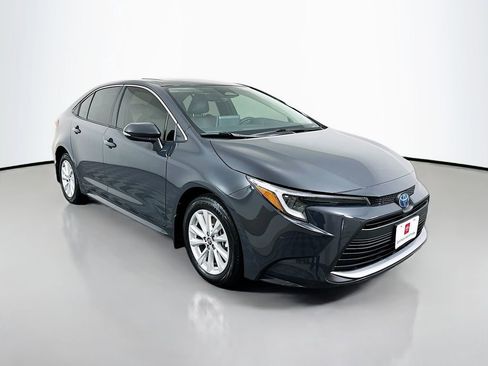 Used 2025 Toyota Corolla XLE image 3