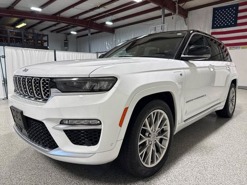 Used 2023 Jeep Grand Cherokee Summit w/ Luxury Tech Group V AWD/4WD image 5