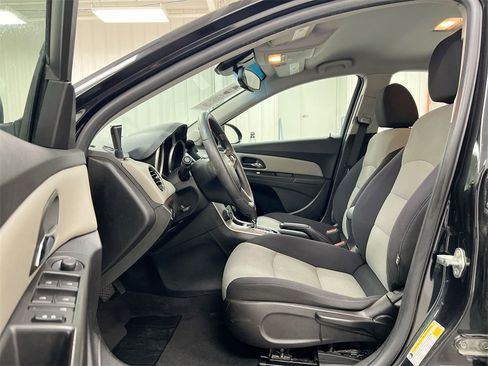 Used 2015 Chevrolet Cruze LS image 19