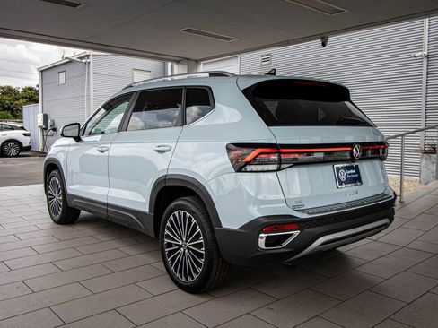 Certified 2025 Volkswagen Taos SE image 11
