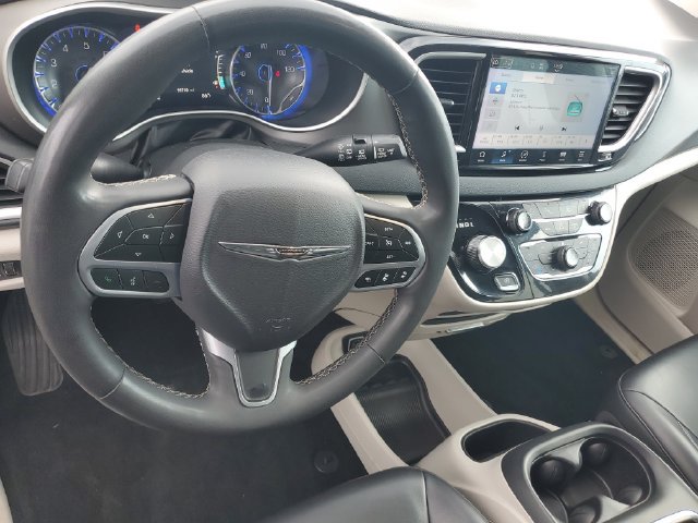 Used 2023 Chrysler Pacifica Touring-L FWD image 18