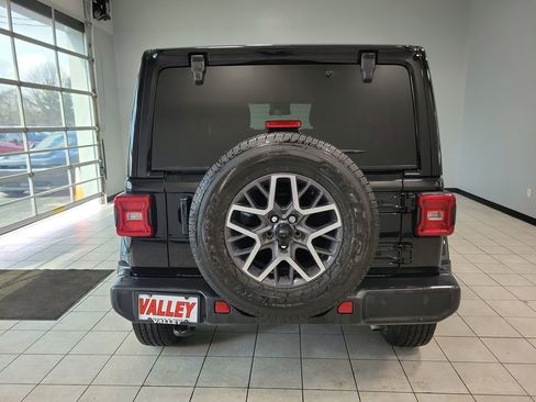 Used 2024 Jeep Wrangler Sahara image 7