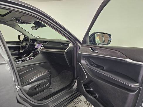 Used 2022 Jeep Grand Cherokee Limited image 13